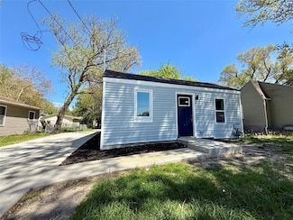 1227 E 36th Ct, Des Moines, IA 50317