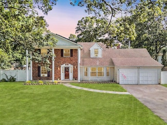 12 Chauncey Ln, Coram, NY 11727