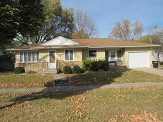 222 W 8th St, Blue Earth, MN 56013
