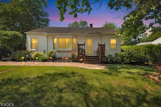 38 Hawthorne Dr, Somerset, NJ 08873
