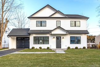 24 Rim Ln, Hicksville, NY 11801