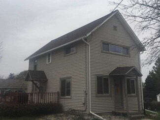 808 Farnham St, Columbus, WI 53925