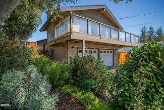 605 SE 2nd St, Newport, OR 97365
