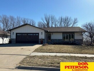 605 Neuhalfen Dr, Hartington, NE 68739