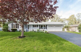 91 Iroquois Dr, Warwick, RI 02888