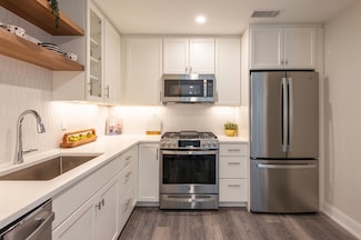 61 County St Unit 202, Dover, MA 02030