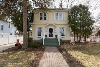 671 Oak St, Elgin, IL 60123