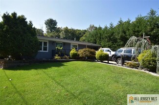 125 Kendall Dr, Parlin, NJ 08859