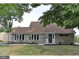2 Venture Ln, Levittown, PA 19054