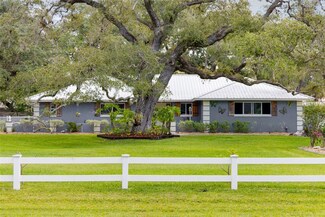 150 Bearded Oaks Dr, Sarasota, FL 34232