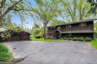 2030 Dunwoodie St, Ortonville, MI 48462