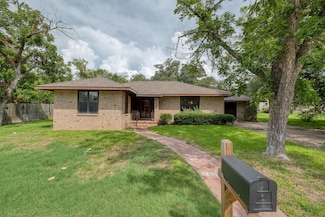 927 E Walnut St, La Grange, TX 78945