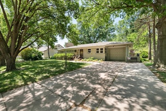 5653 E Park Hollow Dr, Wichita, KS 67208