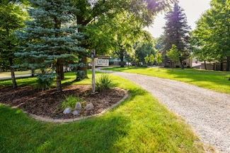 24503 Iroquois Ln, Hudson, IL 61748