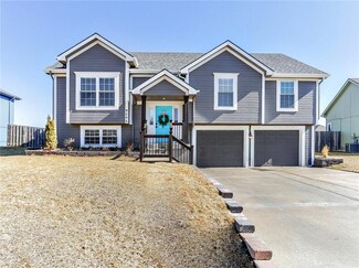 9205 N Mulberry Dr, Kansas City, MO 64155