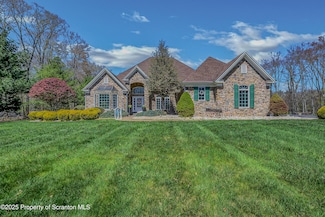 8 Eight Iron Dr, Mountain Top, PA 18707