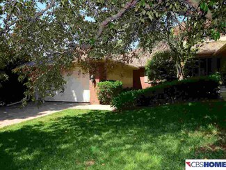 10070 Fieldcrest Dr, Omaha, NE 68114