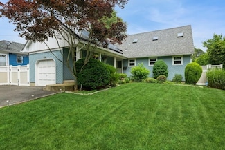 108 Lake Dr, Copiague, NY 11726
