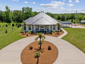 318 Yarbro Harbor Dr, Decaturville, TN 38329