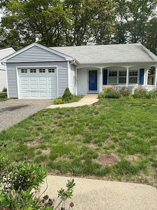 190 Canterbury Dr, Ridge, NY 11961