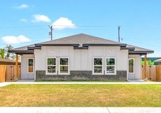 913 W Hackberry Ave, Alamo, TX 78516