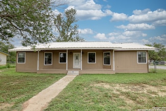 389 Uvalde Oaks Dr, Uvalde, TX 78801