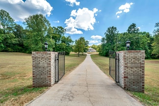 1400 Slaydenwood Rd, Slayden, TN 37165