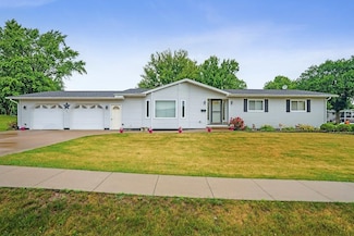 521 Mary St, Earlville, IA 52041