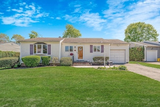 19 Cynthia Ln, Plainview, NY 11803
