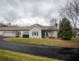 57 Stone Ridge Blvd, Hermitage, PA 16148