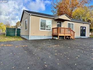 512 NW Cecil Ave, Roseburg, OR 97470