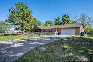 221 4th St, Francis, OK 74844