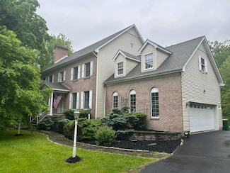17 Stonegate Dr, Hyde Park, NY 12538