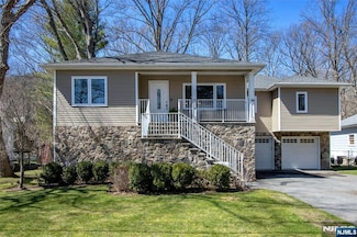 158 Lakeshore Dr, Oakland, NJ 07436