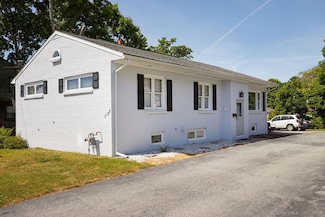 1137 Ocean Ave, New London, CT 06320