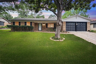 2208 Vail Ct, Arlington, TX 76012