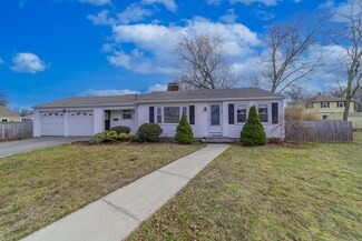 14 Pratt Cir, Warwick, RI 02888