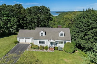 14 Thorman Ln, Huntington, NY 11743