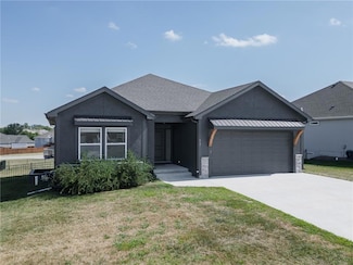 917 N Willow Ct, Tonganoxie, KS 66086