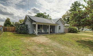 607 2nd St, Camanche, IA 52730