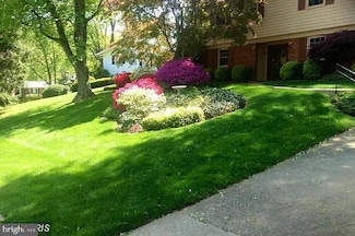 3909 Forest Grove Dr, Annandale, VA 22003