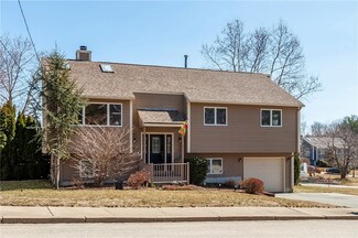 10 Woodcrest Ct, Cranston, RI 02921