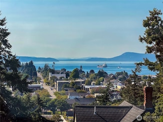 303 7th St, Anacortes, WA 98221