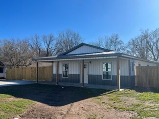 308 E Summit St, Bolivar, MO 65613