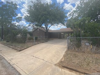 1803 B St, Floresville, TX 78114
