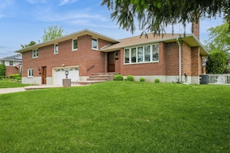780 Regent Dr, Westbury, NY 11590