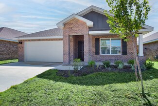 4733 Airmen Dr, Crestview, FL 32539