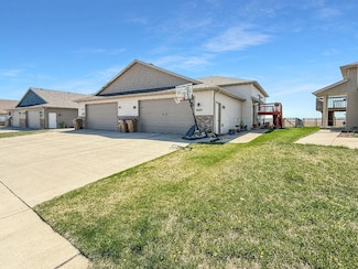 3121 8th St NE, Minot, ND 58703