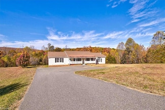 1040 Robin Rd, Walnut Cove, NC 27052