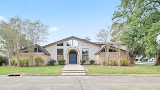 16 Duperier Oaks Dr, New Iberia, LA 70563